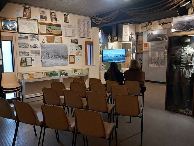 Salle de projection - Musée n4 Commando