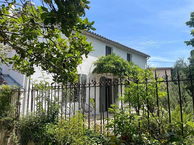 Gîte Glycine - Maison (vue de côté)