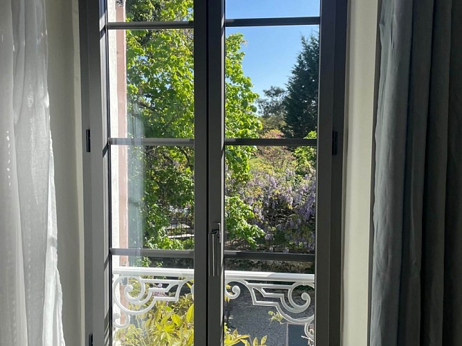 Gîte Glycine - Vue du jardin (depuis une chambre)