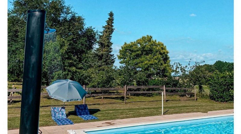 Piscine chauffée et douche solaire
