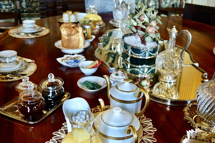 Château de Bonneval chambre d'hôtes petit déjeuner