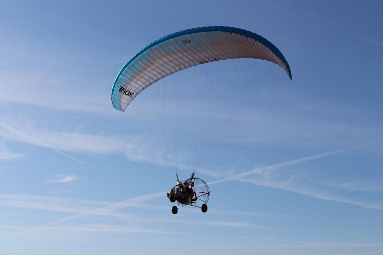 vol tandem en parapente à moteur