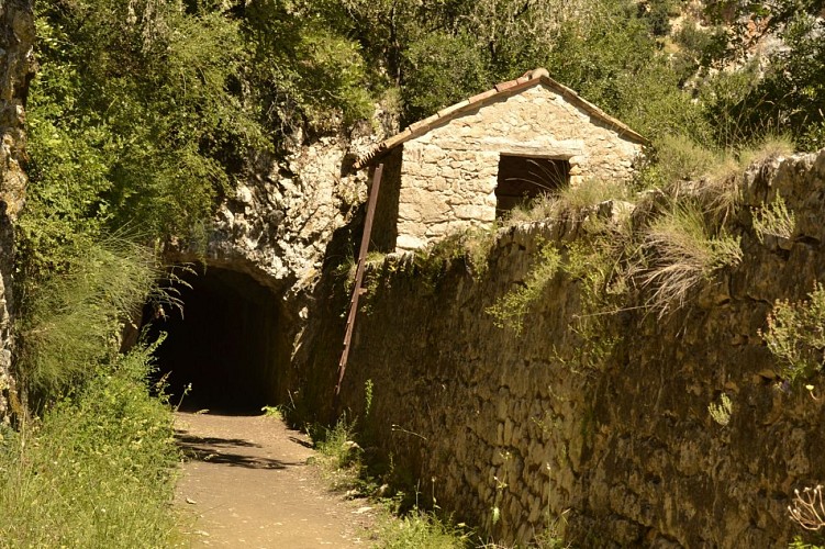 L'ancien du canal du Verdon et la maison du garde du canal