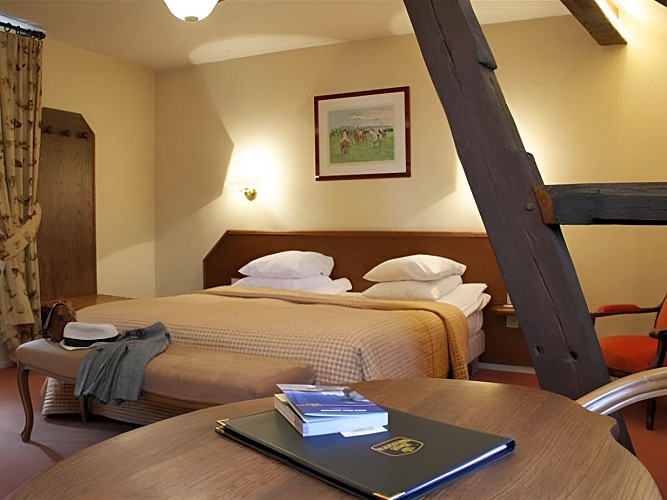 Logis Hôtel Restaurant Le Dauphin & Spa le Prieuré