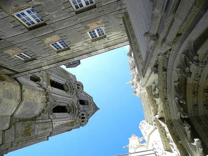 La façade de la Trinité à Vendôme