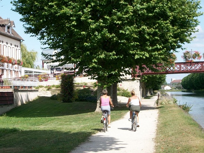 À vélo le long du canal de Bourgogne