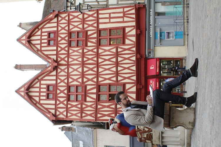 Benoit devant la Maison Rouge