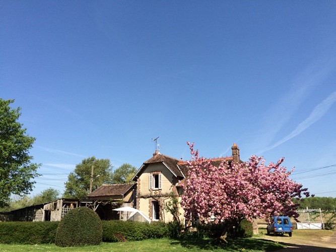 A gauche en entrant, ma maison et mon labo