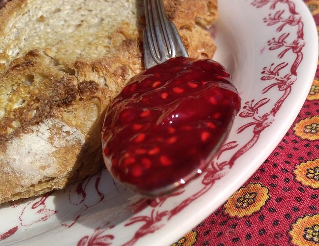 Framboises &amp; pêches de vigne, cultivées à la Grange Rouge