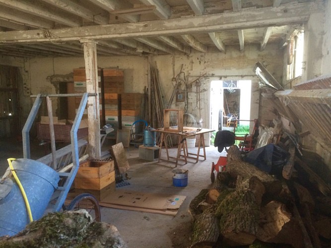 Dans l'ancienne étable, préparation des hausses de ruches