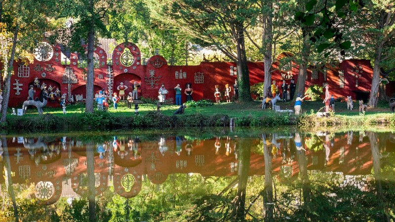 Le mur présentoir se  reflétant dans l'étang