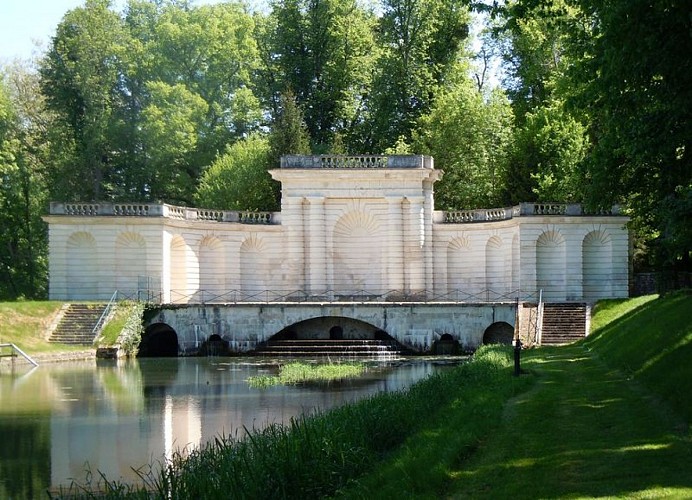 Nymphée au bout du canal - Château de Tanlay