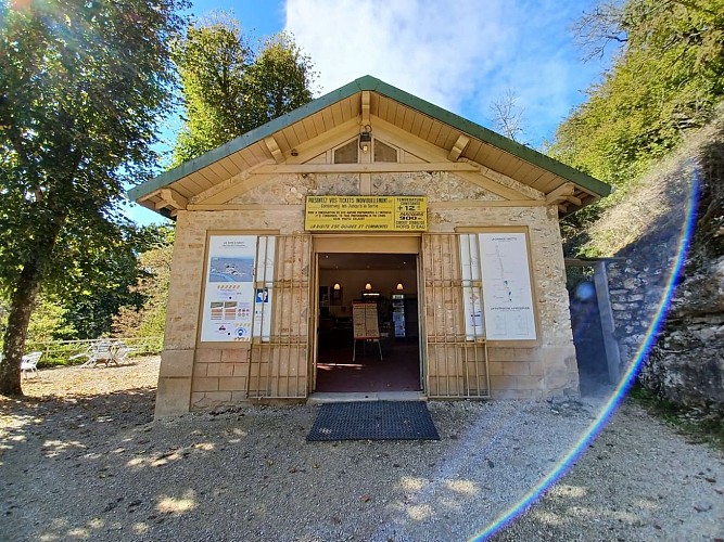 GROTTES D'ARCY-SUR-CURE - Châlet des grottes (accueil-boutique)