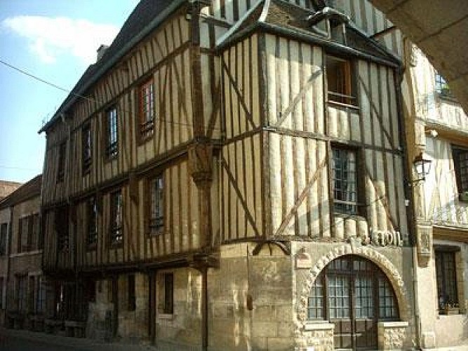 VILLAGE MÉDIÉVAL DE NOYERS-SUR-SEREIN