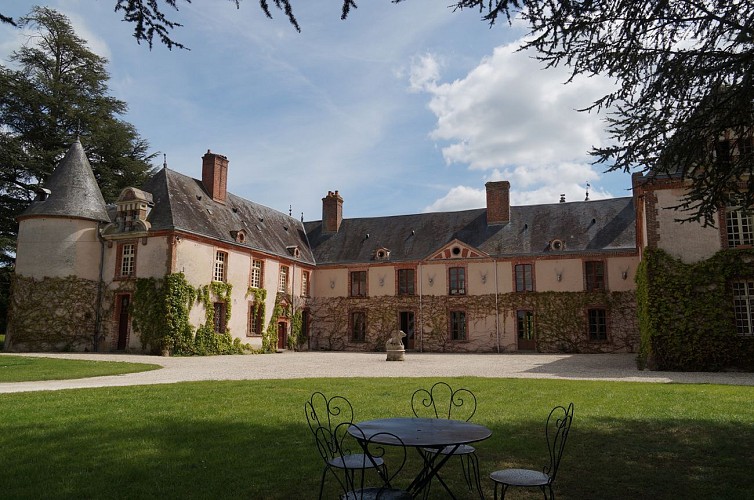 Extérieur château vue de côté - Château de Montigny