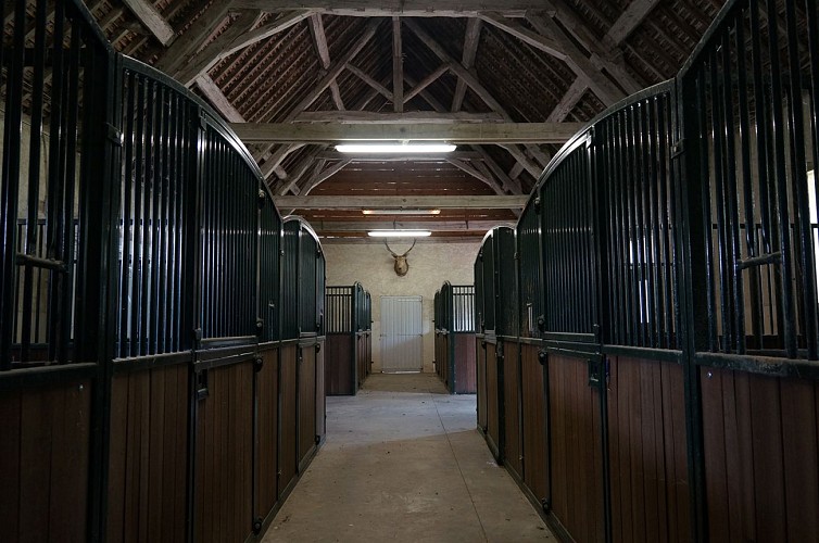 Ecuries château de Montigny sous Perreux
