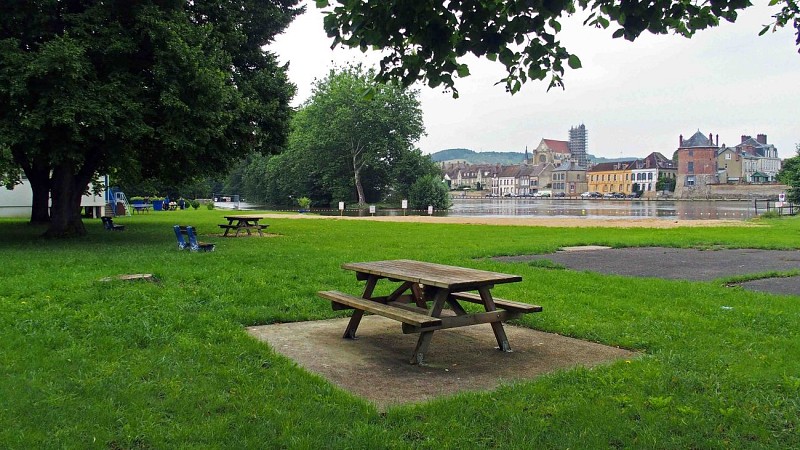 Aire de pique-nique de la plage de Villeneuve-sur-Yonne