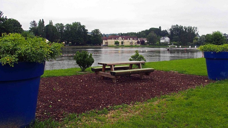 Aire de pique-nique de la plage de Villeneuve-sur-Yonne
