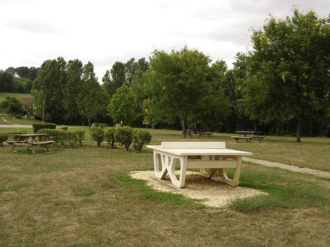 l'aire de pique aménagée à l'étang de loisirs de Charny