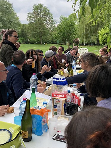 pique-nique entre amis au bassin des sources à Druyes-les-Belles-Fontaines