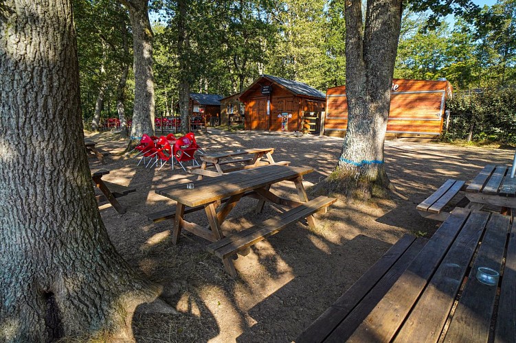 table de pique-nique au lac du Bourdon