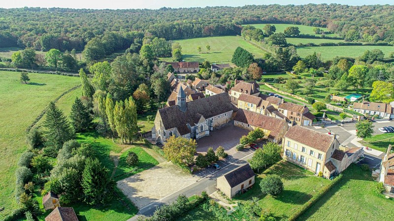 vue sur Moutiers et son église