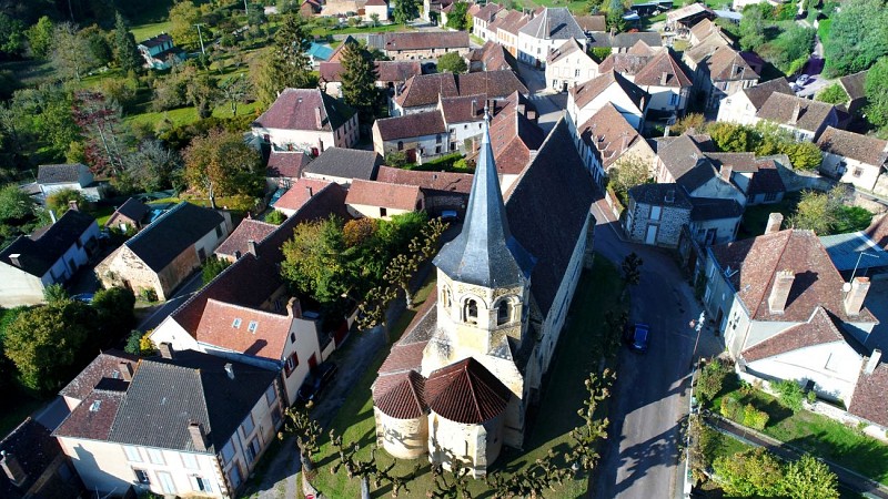 Parly, son église avec des peintures murales