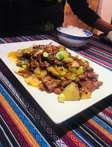 Boeuf sauté aux oignons et riz