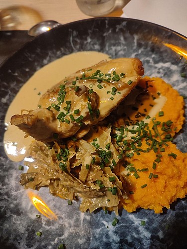 Suprême de Poulet fondue de poireaux & mousseline de carottes - Le Marais