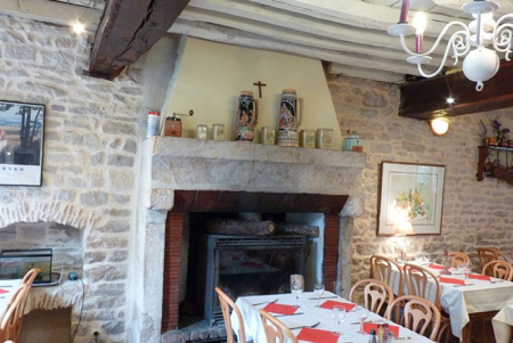 Auberge la Coquille - Cheminée salle de restaurant