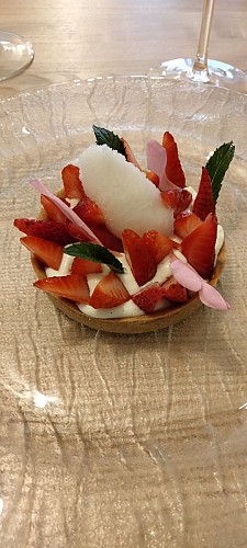 tarte aux fraises, crème diplomate et sorbet au thym - Restaurant Noyo