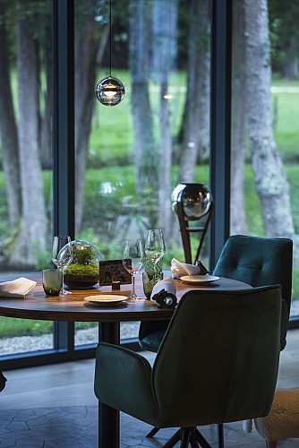 Salle de restaurant ouverte sur la nature