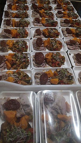préparation de plateaux repas