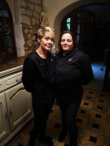 Anita et Florianne vous accueillent au B4