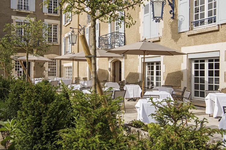 terrasse restaurant - hôtel de la poste et du lion d'or Vézelay Bourgogne