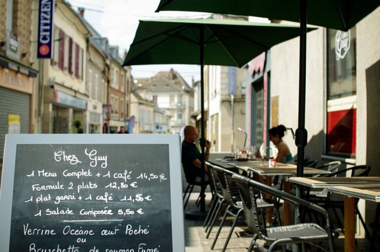 La terrasse du restaurant Chez Guy, à Sens