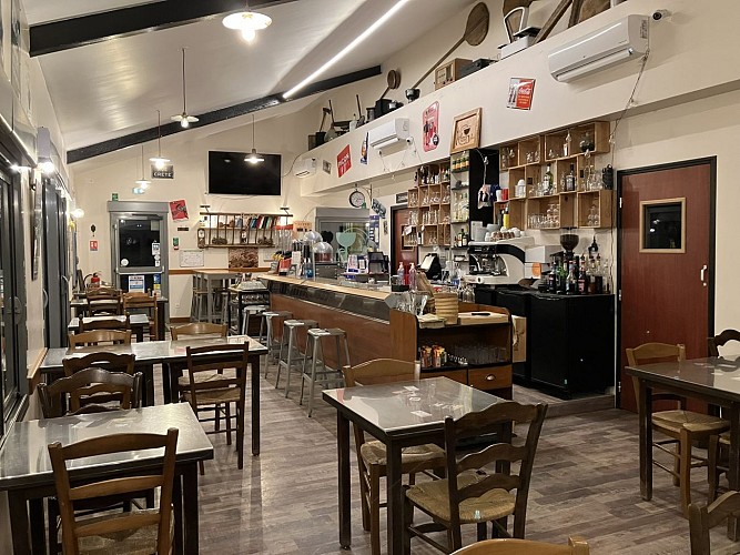 Salle vue du fond - Autour d'un verre