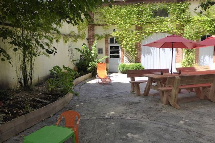 la cour - Le Poirier au Loup - Avallon