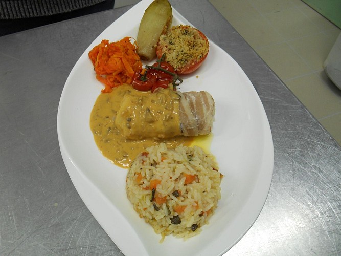 Dos de cabillaud en habit de pomme de terre, coulis de cresson, riz aux légumes 