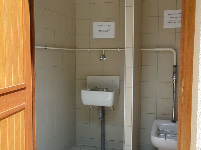 Aire de service camping car Bois Guillaume-vidange wc chimique