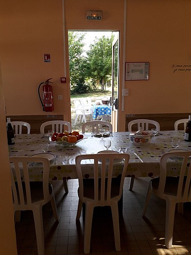 salle à manger vue jardin du Gîte du Moulin Rouge