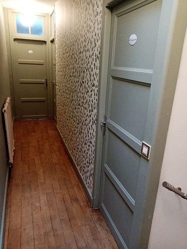 couloir à l'étage menant aux chambres et à la sdb