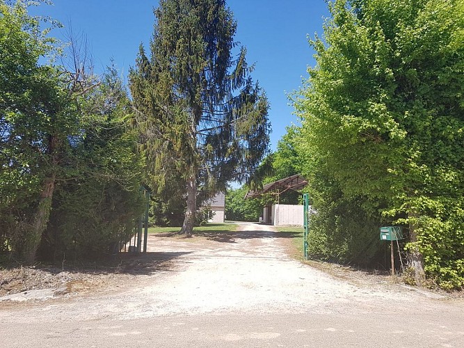 entrée de la petite patûre avec portail automatique