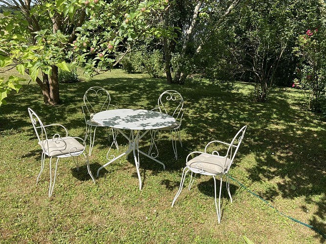 Table du jardin derrière