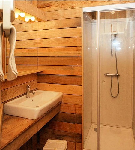 gite-familial-ferme-du-chateau-salle-de-douche-web3