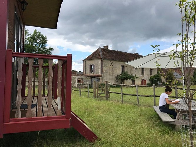 roulotte-ferme-du-chateau-table-jardin-web