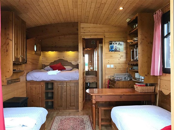 roulotte-ferme-du-chateau-couchage-et-piece-a-vivre-web