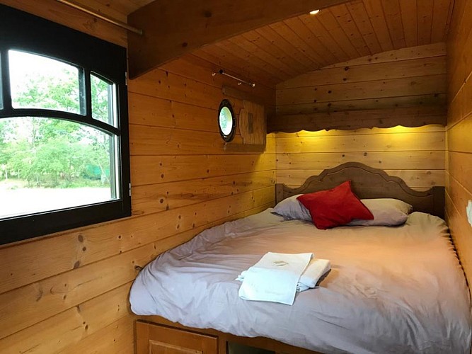 roulotte-ferme-du-chateau-couchage-double-web