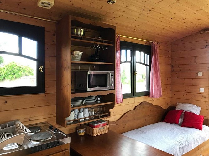 roulotte-ferme-du-chateau-cuisine-web