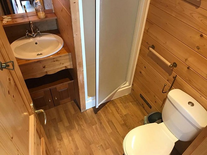 roulotte-ferme-du-chateau-salle-de-douche-web